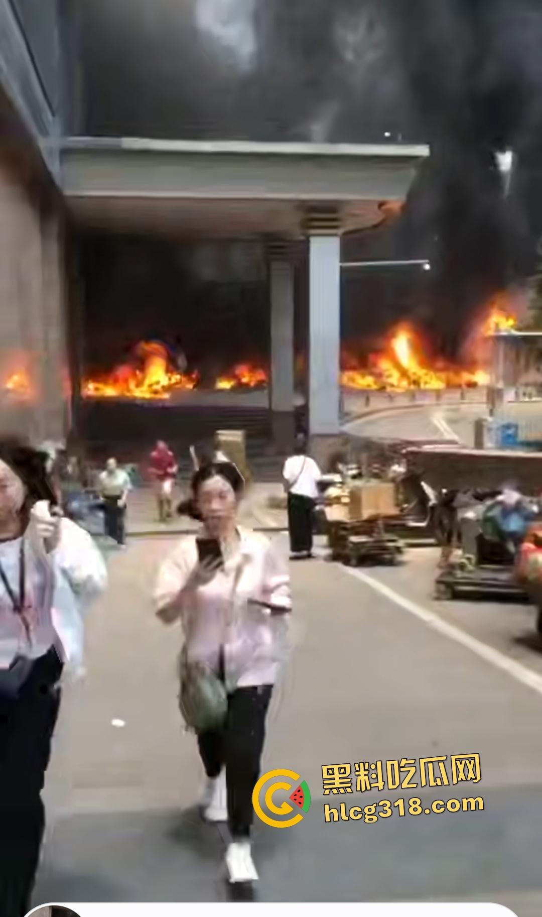 重庆九龙坡摩托车停放点炸翻天！熊孩子鞭炮炸油箱引发大火，火海吞百车！-3