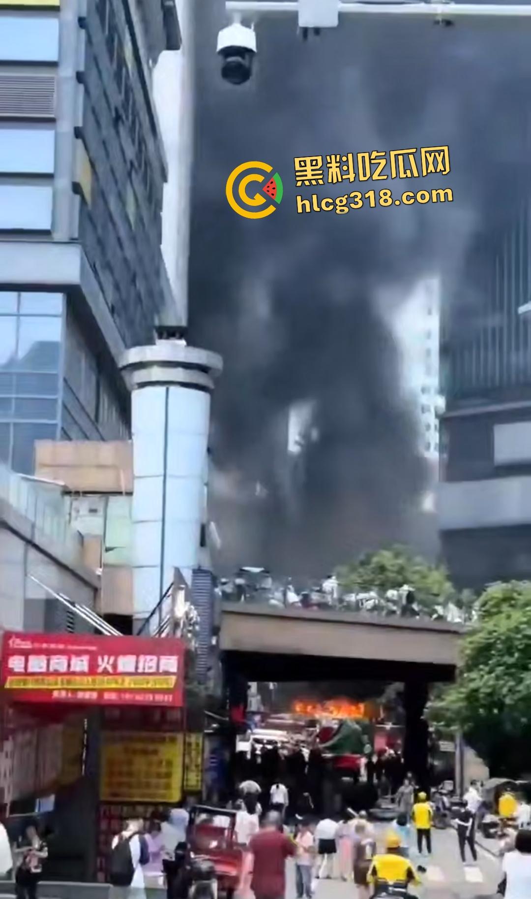 重庆九龙坡摩托车停放点炸翻天！熊孩子鞭炮炸油箱引发大火，火海吞百车！-8