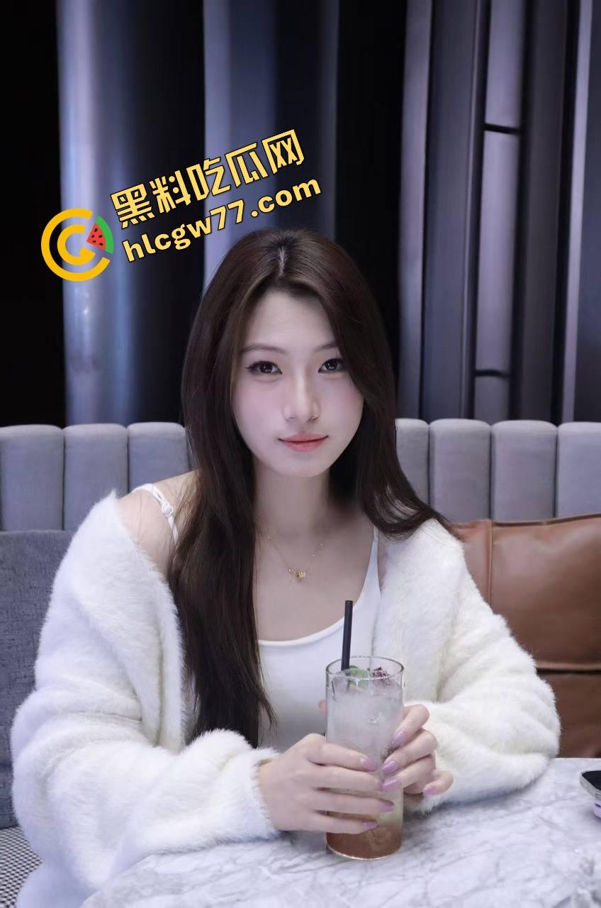 黑丝淫妻给色狼丈夫做足交榨精 黑丝美女桃红色脚丫子散发出一种令人想添的冲动！-3