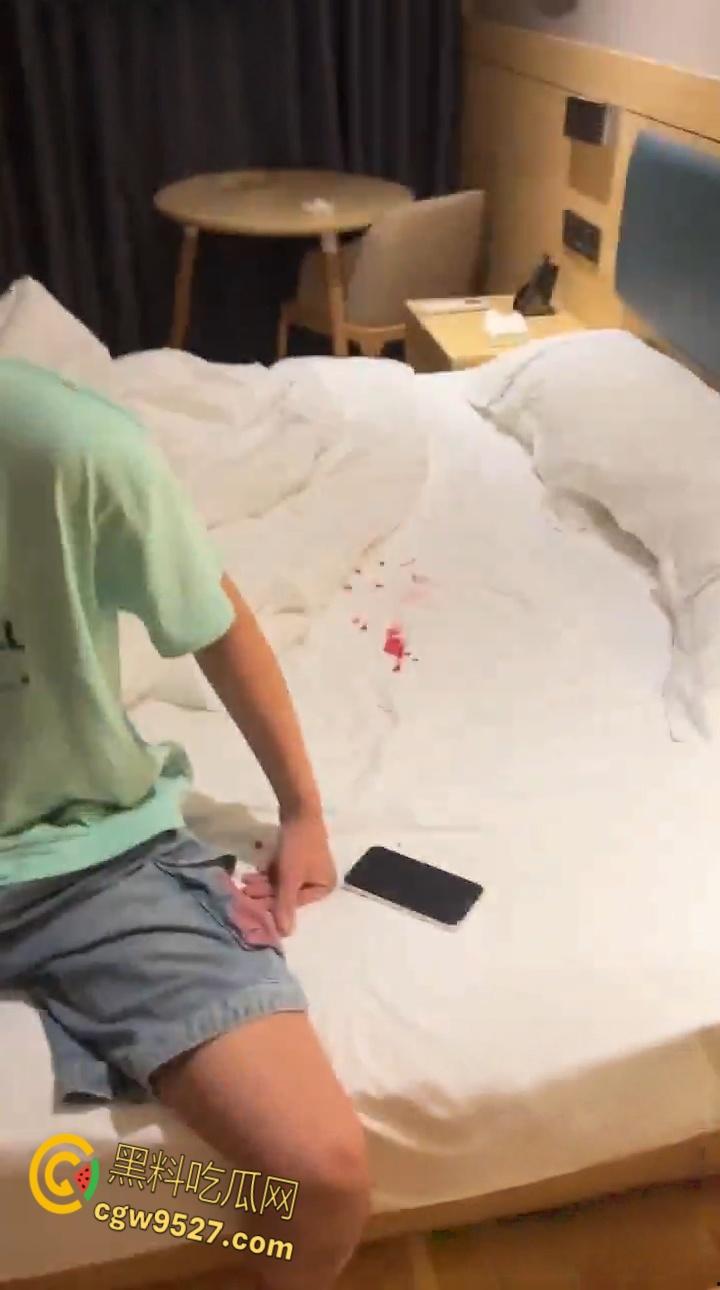 20岁吊带嫩妹结婚半年出轨，在酒店被老公捉奸在床，床上还有调教妹妹的滴蜡，这大兄弟真会吃 ！-5