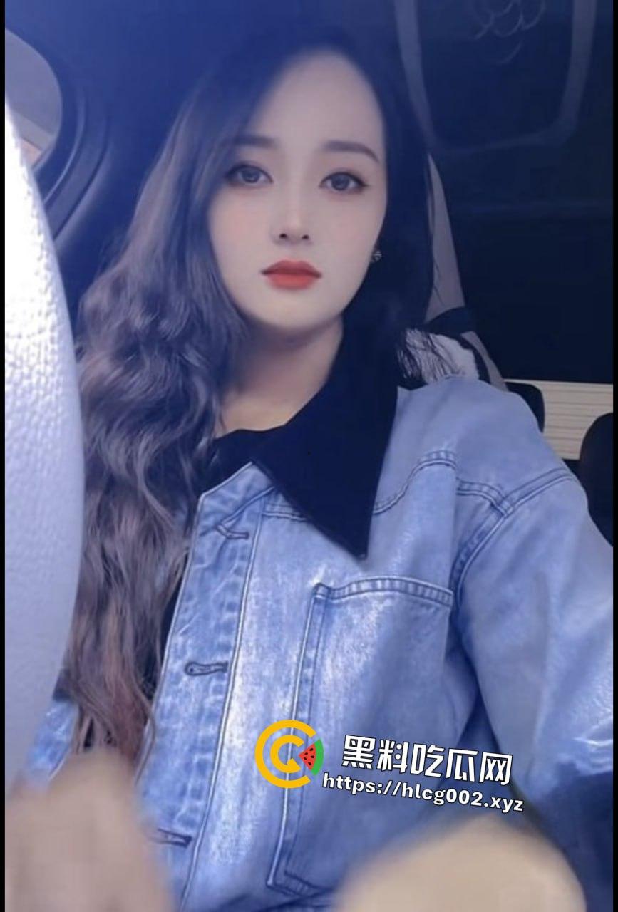 抖音网红『薇儿』直播间惊人一幕：穿着短裙真空无内站着放尿 竟装满一大盆！11-5