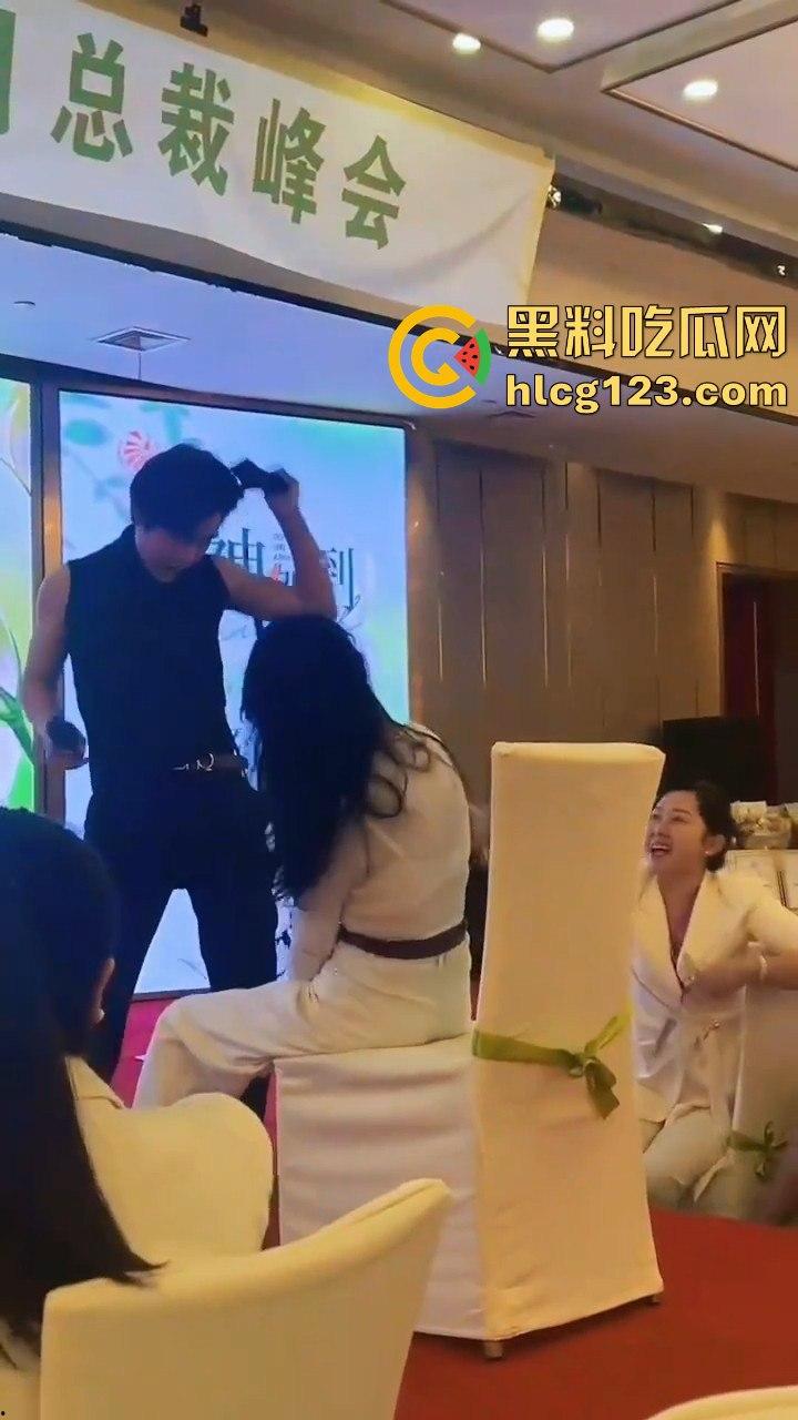 富婆中秋团建骚操作上线！点男模跳个擦边舞，晚上床上再深入交流业绩目标？-2