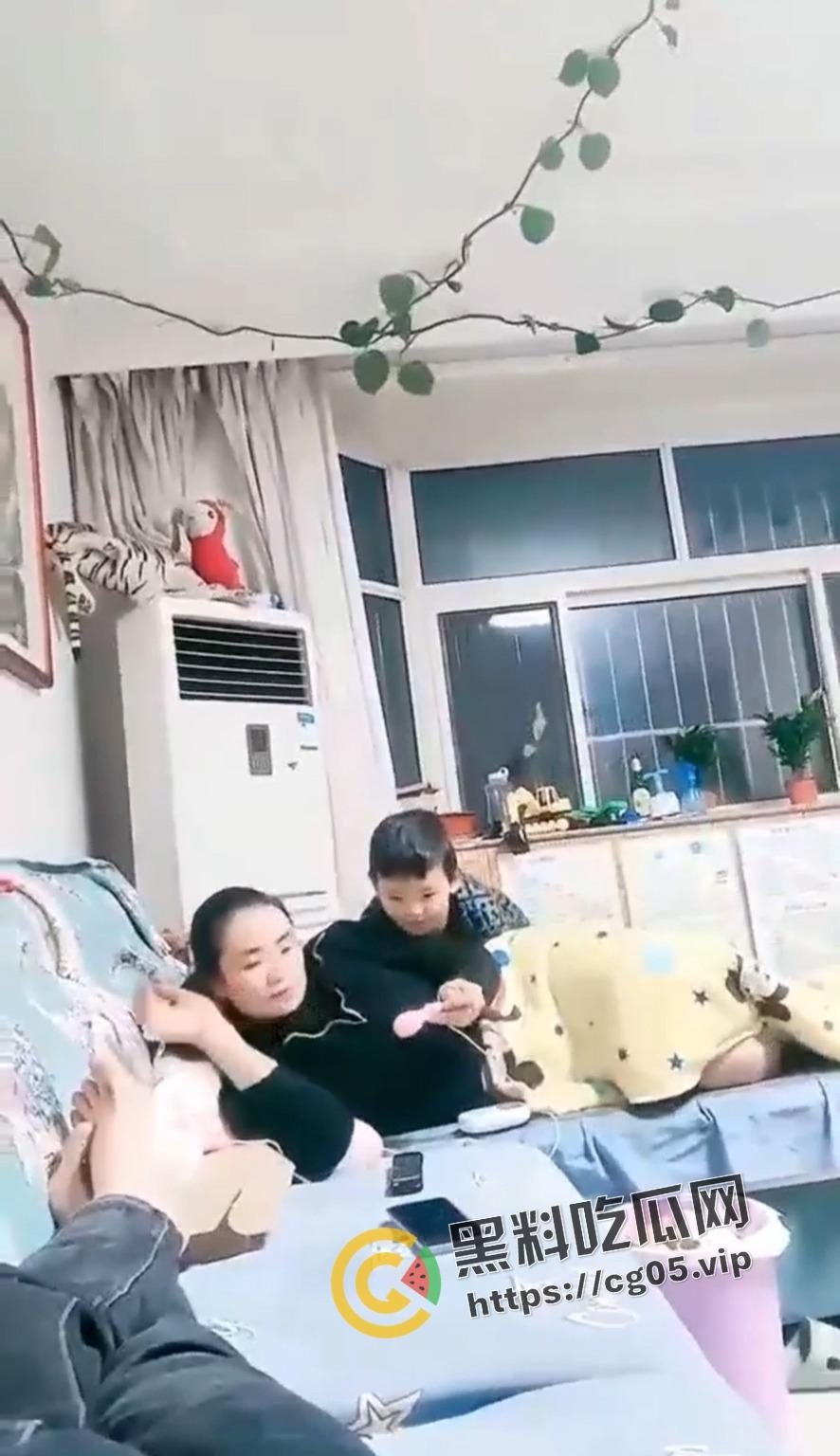 毁三观！母亲当着儿子的面玩跳蛋 而父亲就在旁边拍视频 一家三口没一个正常人-3