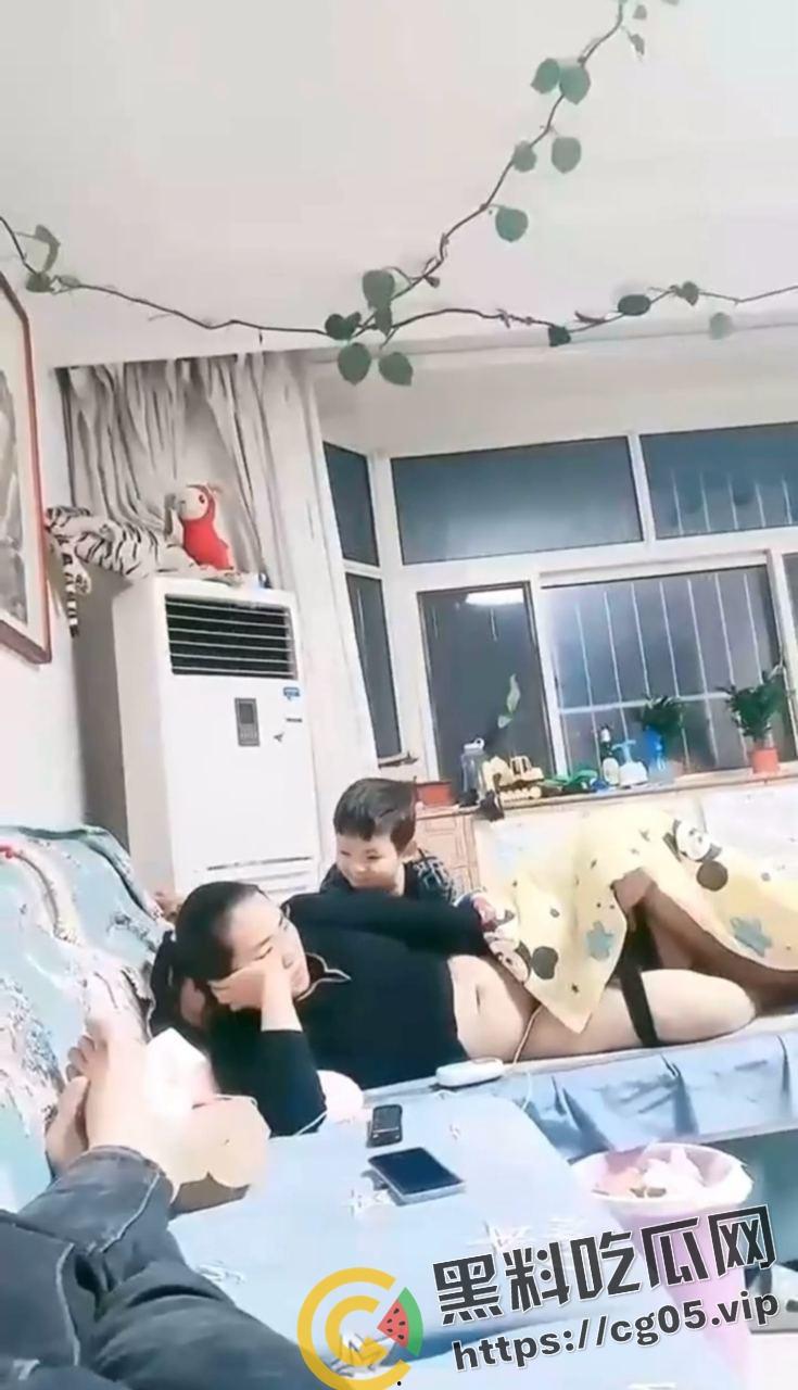 毁三观！母亲当着儿子的面玩跳蛋 而父亲就在旁边拍视频 一家三口没一个正常人-7