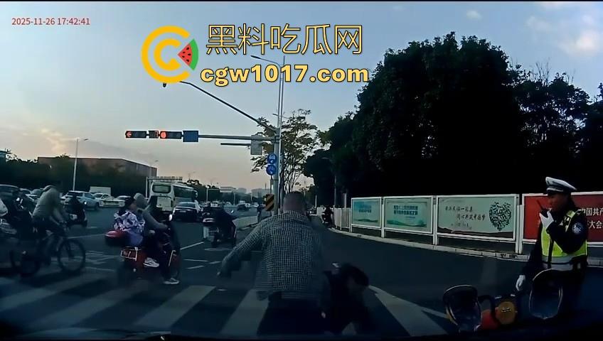 云南街头拳击赛火爆开打！1米8大哥被爆冷击败，旁边还带个穿绿马甲的裁判观赛，能动手就动手好吧！-2