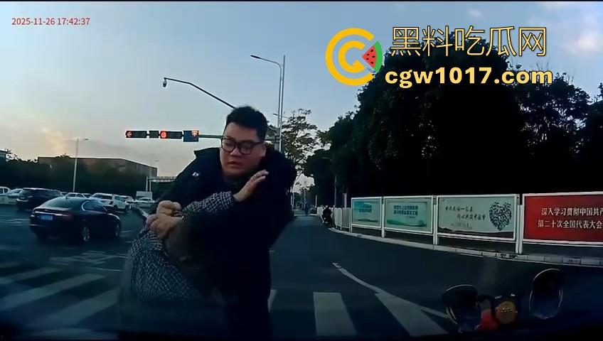 云南街头拳击赛火爆开打！1米8大哥被爆冷击败，旁边还带个穿绿马甲的裁判观赛，能动手就动手好吧！-10