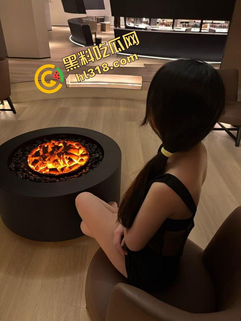 酒店开房正操得起劲，萌妹爸爸一个电话打来，不知道电话那头的爹知不知道自己闺女已经被干高潮了！-5