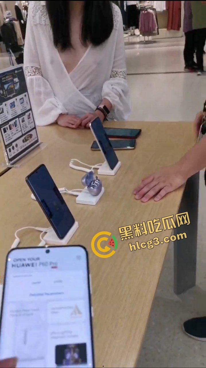 天降大奶于手机店也！主人的任务之 华为旗舰店真空露奶 主人在旁边指挥 看懵销售人员-1