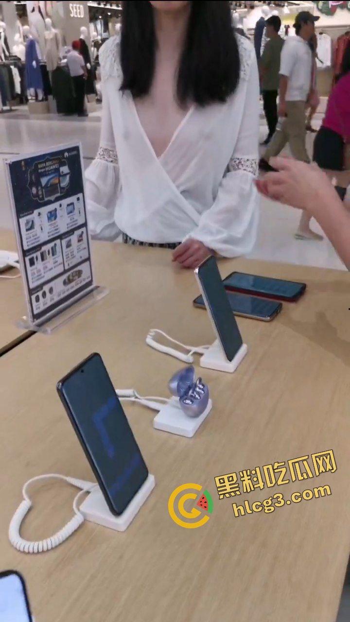 天降大奶于手机店也！主人的任务之 华为旗舰店真空露奶 主人在旁边指挥 看懵销售人员-4