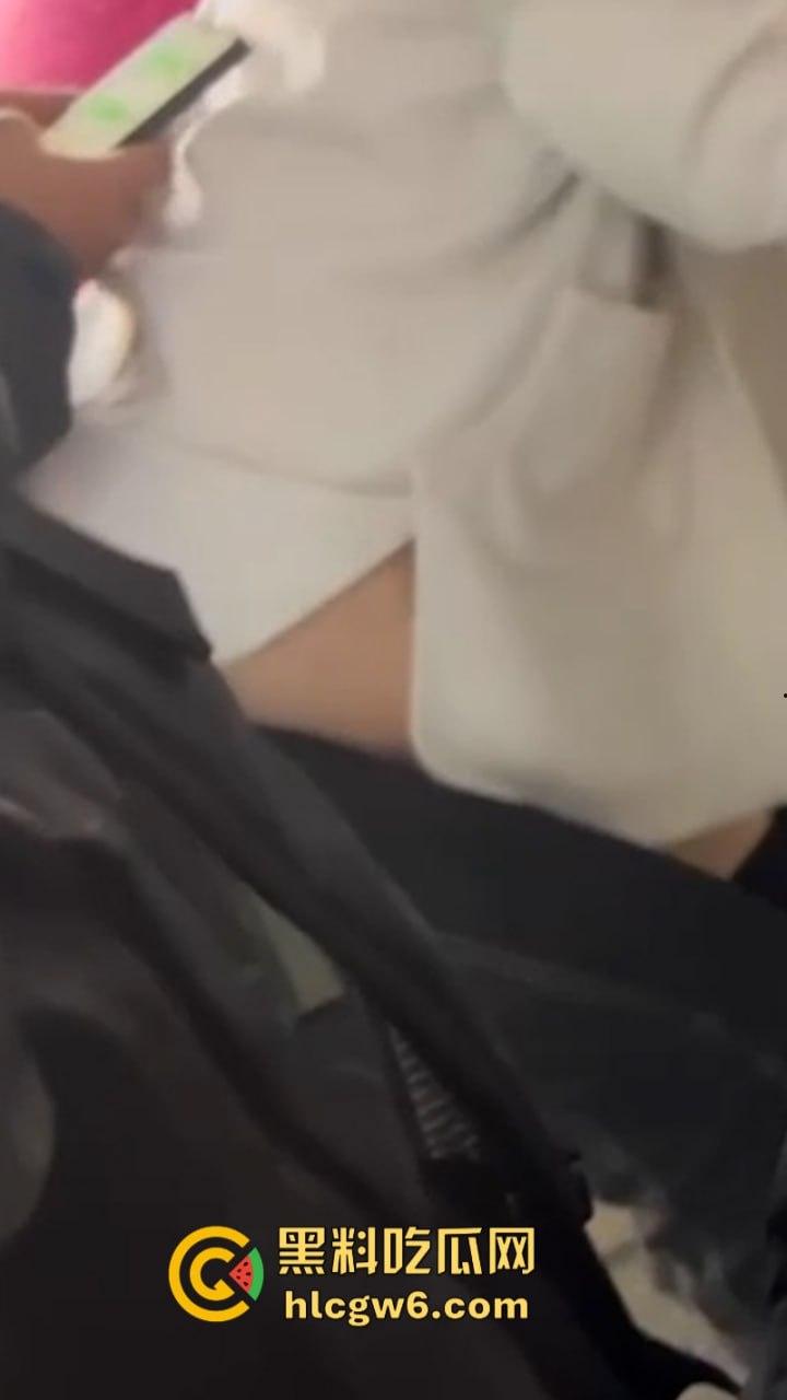 出门在外骚瘾突发 淫荡少妇当众脱裤偷偷磨逼蹭痒 骚洞大开撸肉棒 不雅行为被路人全程拍下曝光！-6