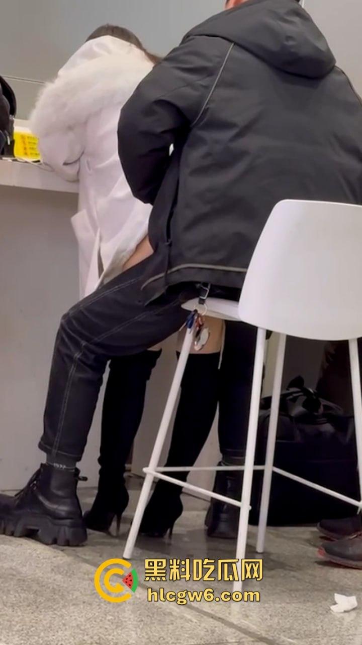 出门在外骚瘾突发 淫荡少妇当众脱裤偷偷磨逼蹭痒 骚洞大开撸肉棒 不雅行为被路人全程拍下曝光！-8