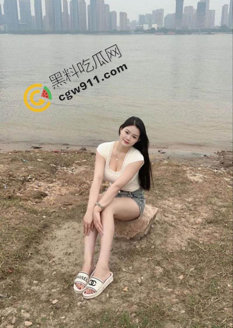 河南金牌销售【余欢欢】为业绩出卖身体，瞒男友成客户小母狗，豪乳圆臀环伺，女上位骑乘榨精，淫靡不堪-1