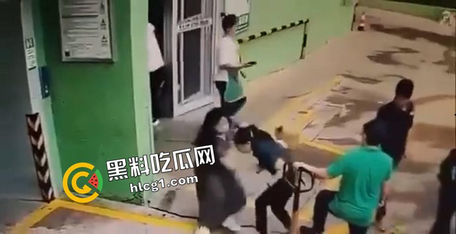 高中生替母杀小三 快准狠当场捅死 花木兰来了都要叫姐姐  现场视频流出-3