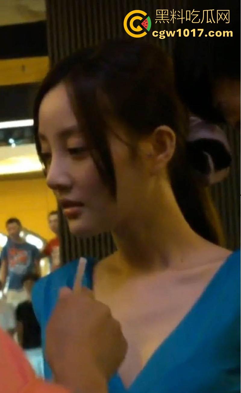 远古珍贵影像！大神竟抄底偷拍李小璐，深蓝包臀裙炸场蜂腰翘臀沟壑深邃，凸显柔韧曲线，当年真不怪pgone！-3
