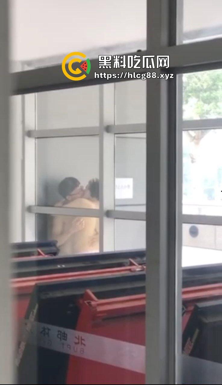 北邮体育馆刺激战场！饥渴难耐小情侣脱衣激情热吻做爱，各种猛吸猛舔恨不得把对方吃掉！-4