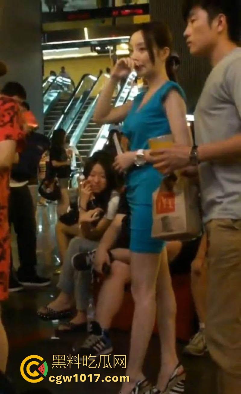 远古珍贵影像！大神竟抄底偷拍李小璐，深蓝包臀裙炸场蜂腰翘臀沟壑深邃，凸显柔韧曲线，当年真不怪pgone！-8