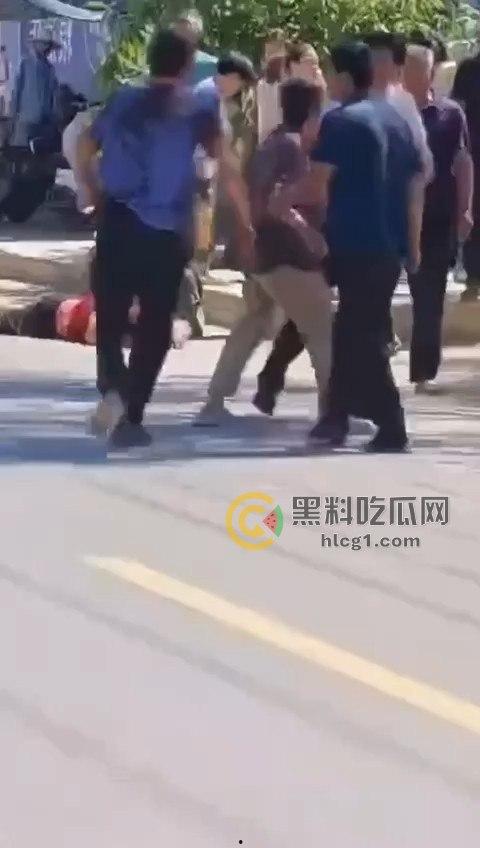 江苏五旬富豪老头酒驾开奔驰迈巴赫，主干道疯狂撞飞十几人，现场惨烈堪比大片！-4