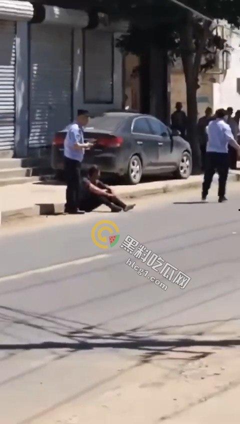 江苏五旬富豪老头酒驾开奔驰迈巴赫，主干道疯狂撞飞十几人，现场惨烈堪比大片！-5