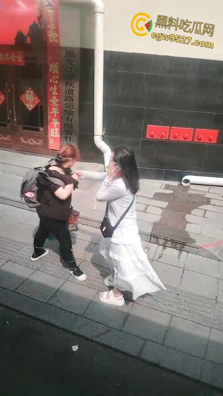 黑龙江鸡西一名女子想借网贷，做鼻子整容竟打自己老母，真白养了，群众直呼喂出个白眼狼！-6