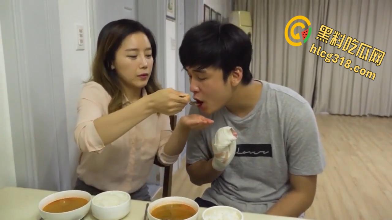 韩国激情乱伦三级片《坏小姨》，小姨性感美乳挑逗，男主父子双双沦陷在她的巨乳下！-1