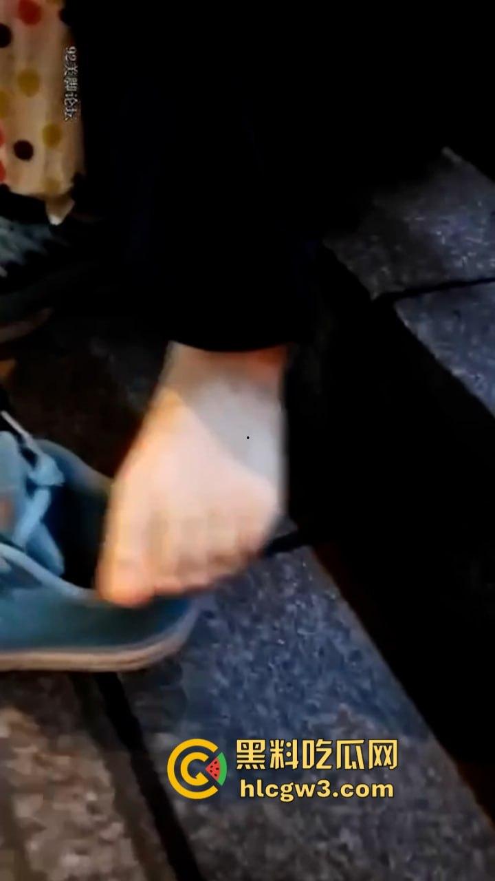 重口痴汉向清纯学生妹索要原味袜子 妹子被金钱诱惑在大庭广众下被舔脚40秒！-2