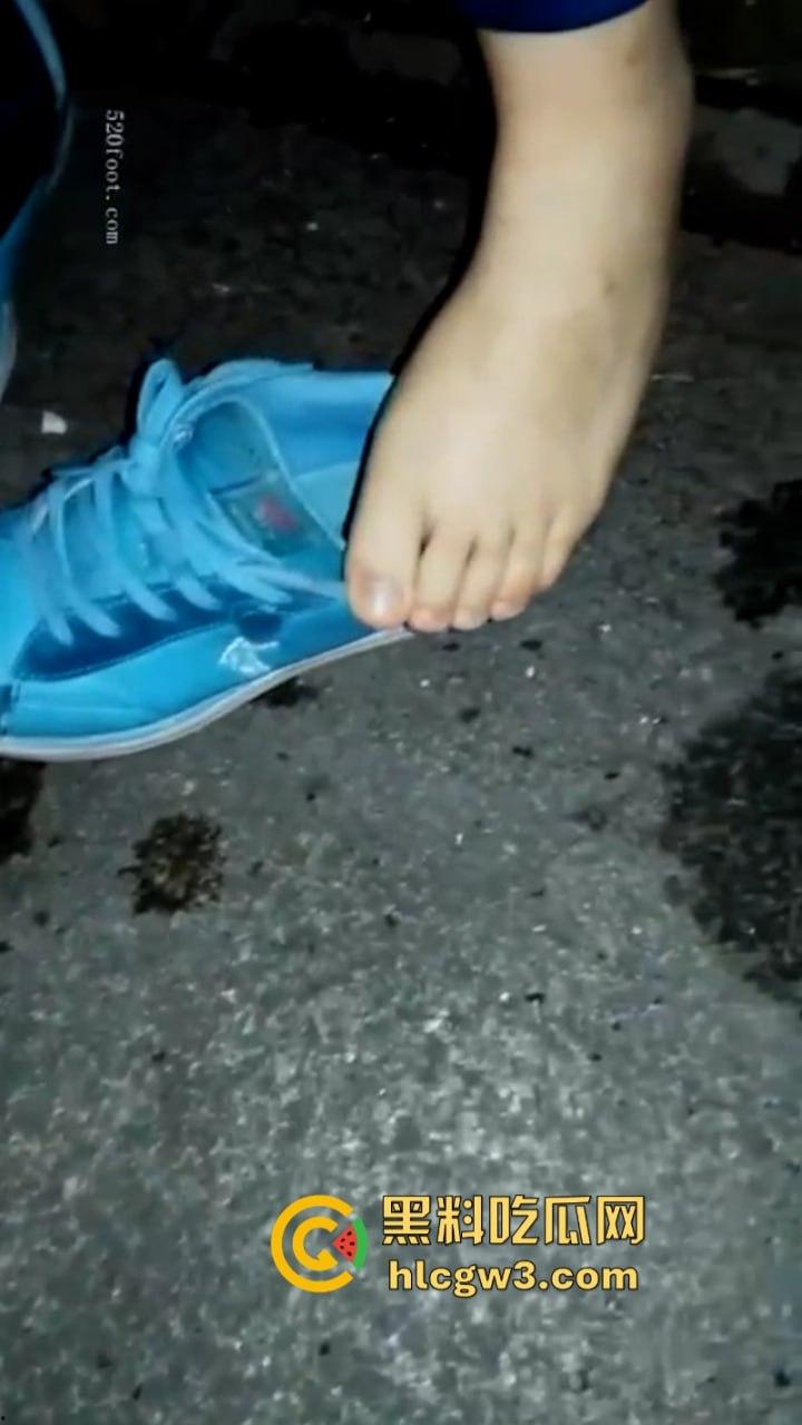 重口痴汉向清纯学生妹索要原味袜子 妹子被金钱诱惑在大庭广众下被舔脚40秒！-8