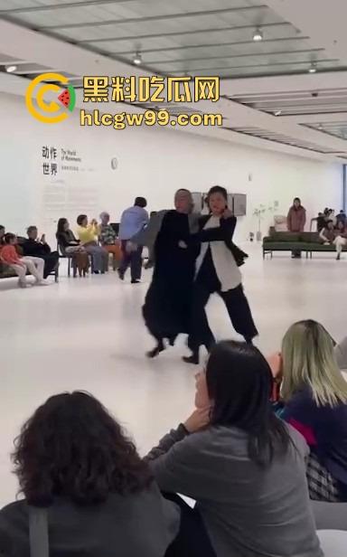 上海浦东美术馆魔幻抽象表演展现高深的艺术概念，演员集体精神错乱？这不就是社畜上班状态的真人展示！-5