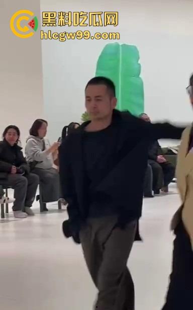 上海浦东美术馆魔幻抽象表演展现高深的艺术概念，演员集体精神错乱？这不就是社畜上班状态的真人展示！-7