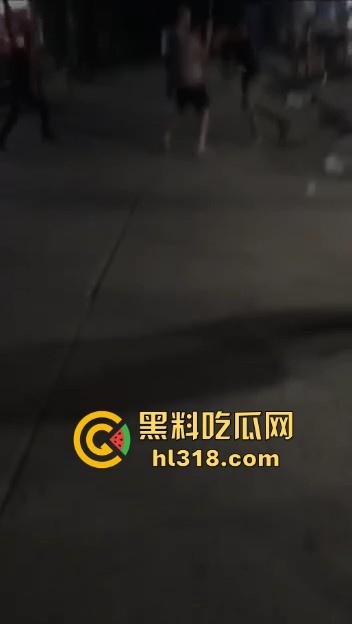 江西樟树精神小伙大火拼！多名男子发生争吵后持刀斗殴，男子被砍到脖子血流一地，真猛啊！-1