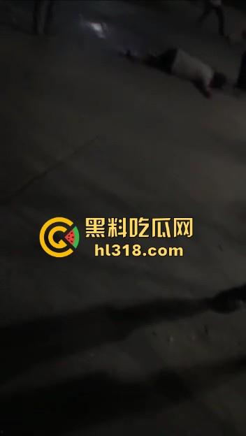 江西樟树精神小伙大火拼！多名男子发生争吵后持刀斗殴，男子被砍到脖子血流一地，真猛啊！-3