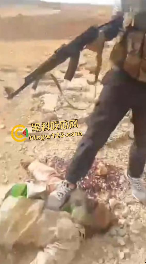 加沙暴徒踩以色列人质如蹦床！分尸虐杀血腥，扬言以色列人是孬种！-5