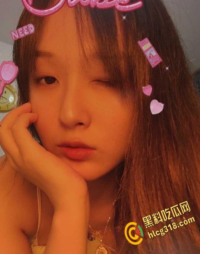 清纯女大学生主动提出约炮，穿着开档黑丝等着被操，拉丝眼神一看就是欠调教的母狗！-1