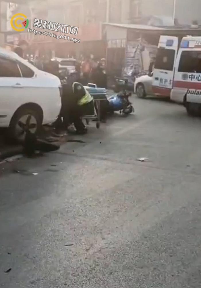 湖北美术学院情侣骑摩托 与网约车发生口角被撞倒2死1伤  可惜了这双黑丝美腿了 现场画面流出-4