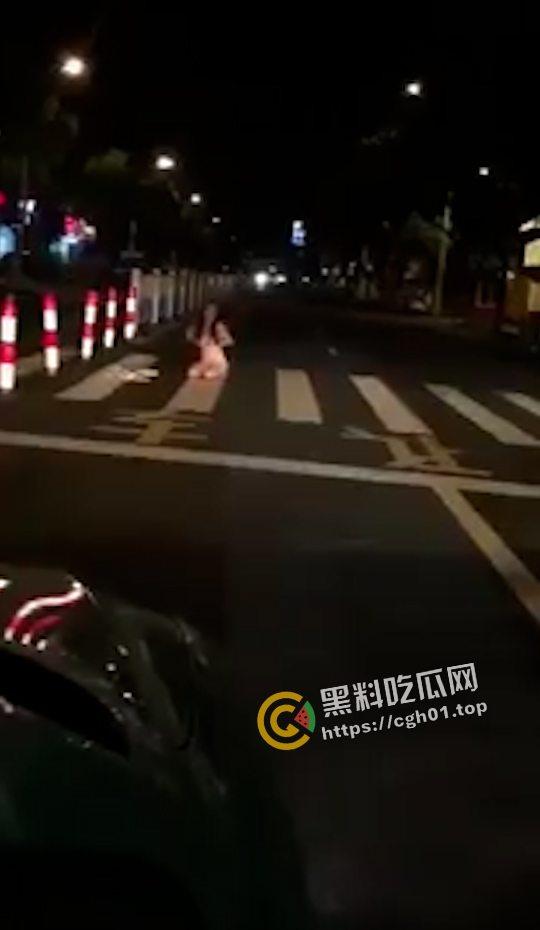 夜半惊魂！大半夜马路上惊现裸女自慰 扣到自己人仰马翻 围观司机鸣笛加攻速 现场直达-3