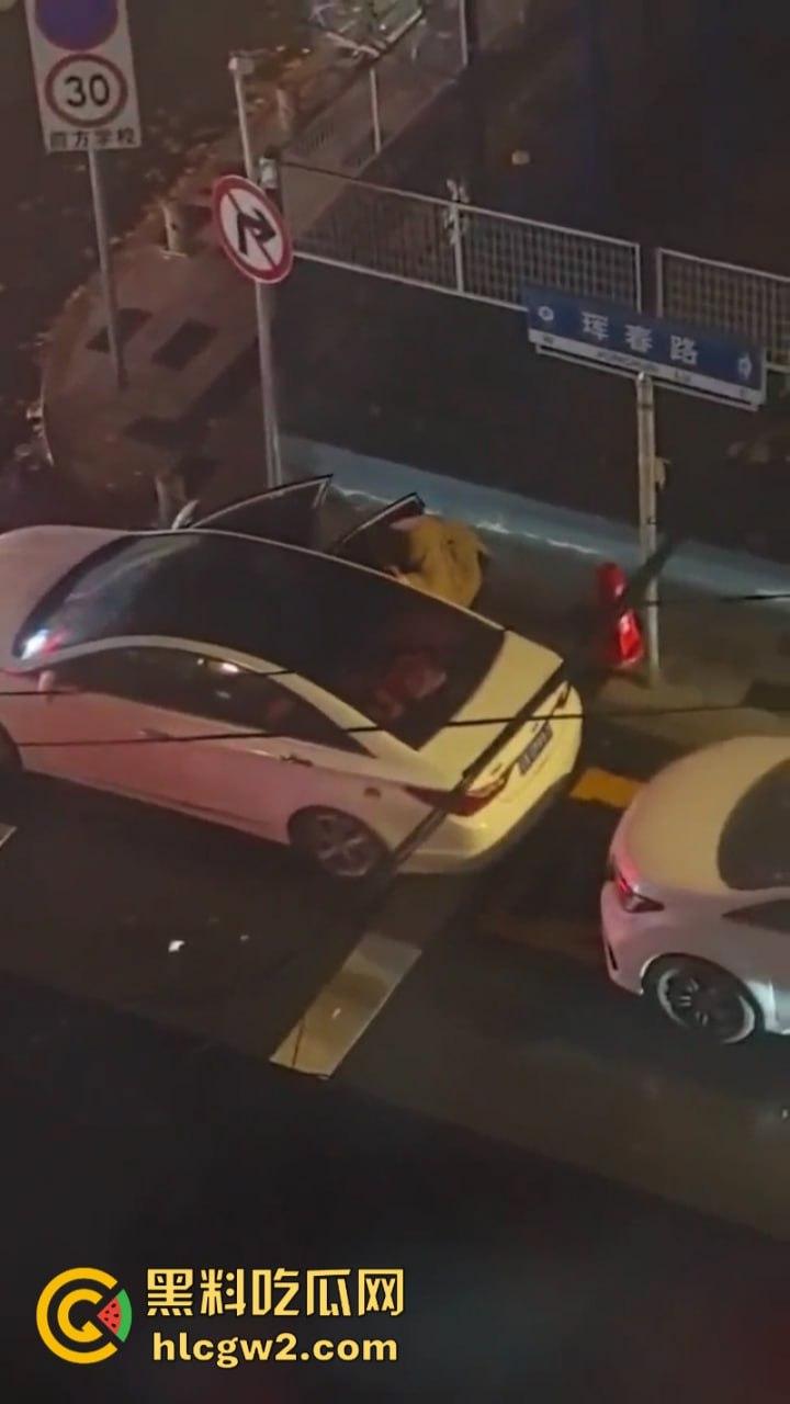 看笑了！辽宁沈阳彪悍女子当街暴打出轨渣男 分分钟KO 拿下 跟拎小鸡一样简单！-4