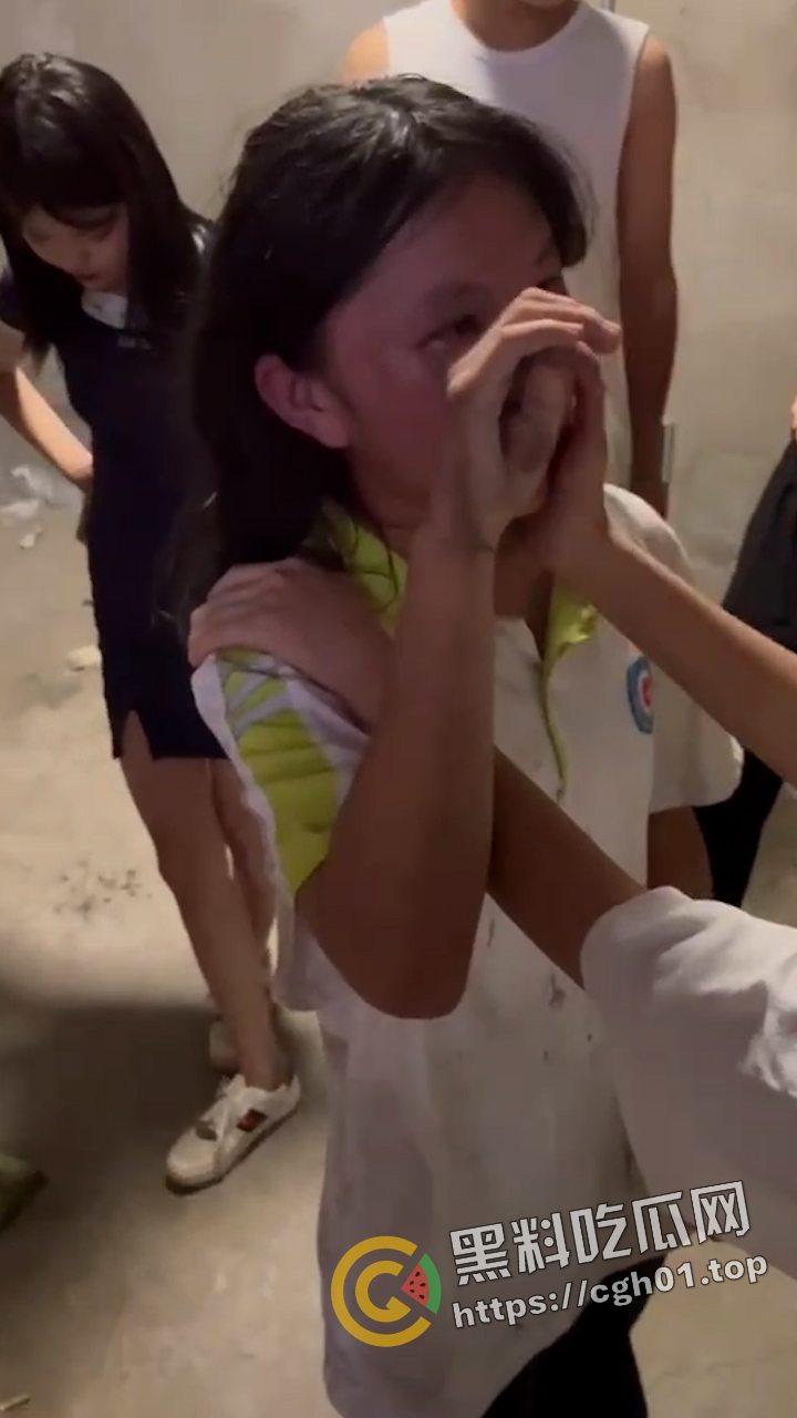 陕西大荔县初中六年级小太妹集体霸凌 轮流扇巴掌脸都肿成猪头了 现场视频流出-7
