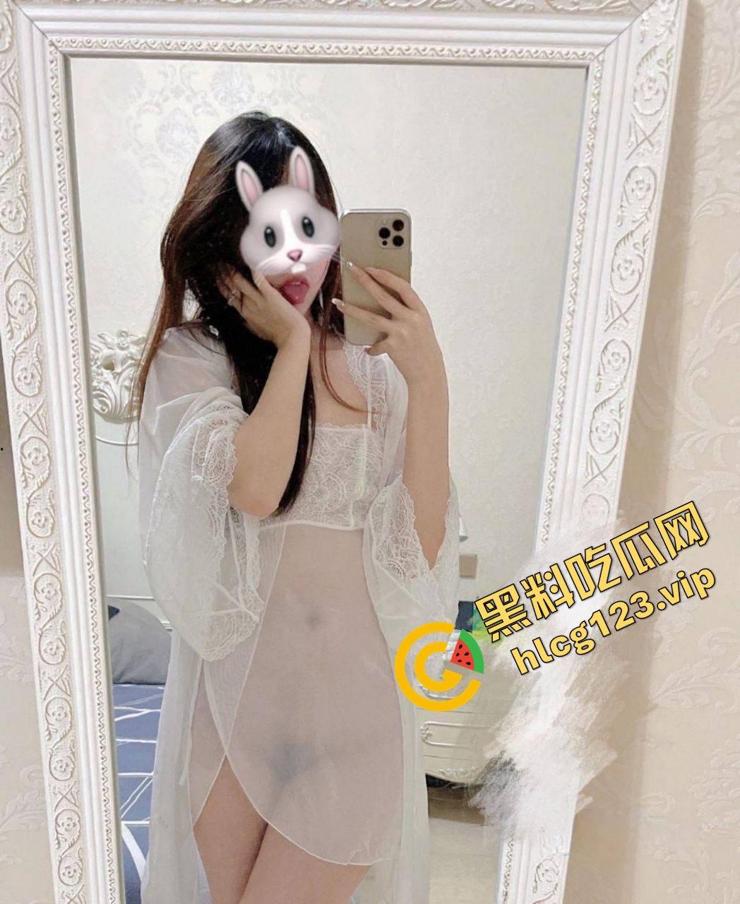 武汉会计学院20岁学生妹蜜桃臀摆拍自慰！粉嫩小骚逼让人欲罢不能！-5