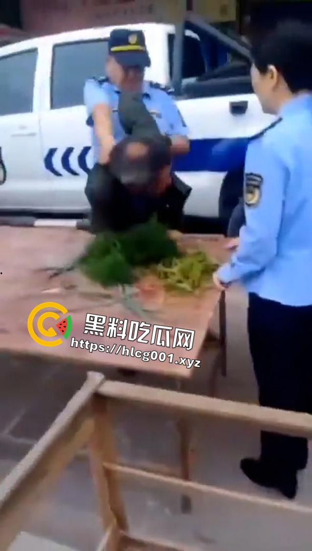 四川省巴中市一群城管将老无所依自食其力的买菜老人打在地上瘫痪不起人家只是想卖菜赚点吃饭钱而已阿-2