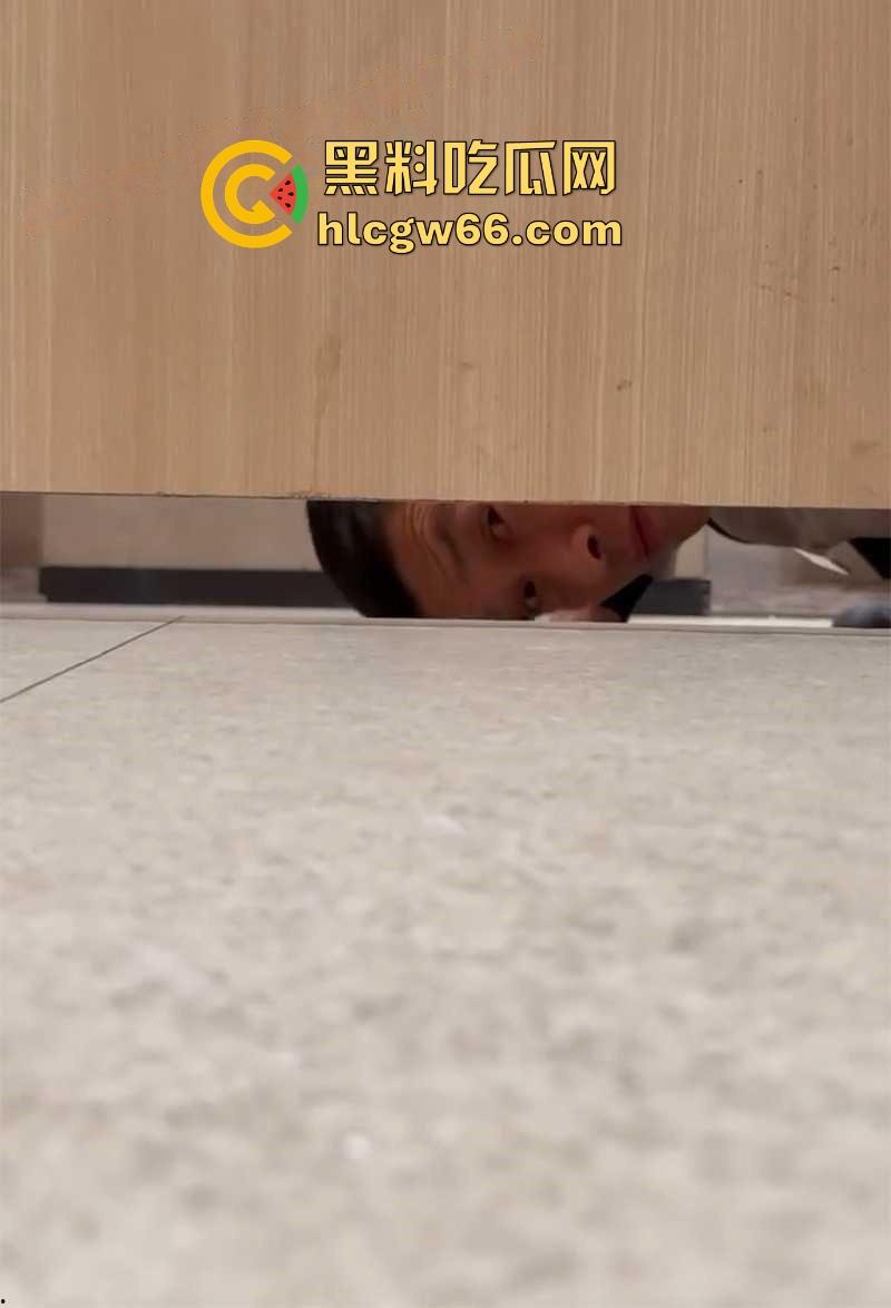 深圳布吉 万象汇 男保洁偷窥女厕所当场被抓 厕所门下惊现男脸 场面惊悚堪比恐怖片！-8
