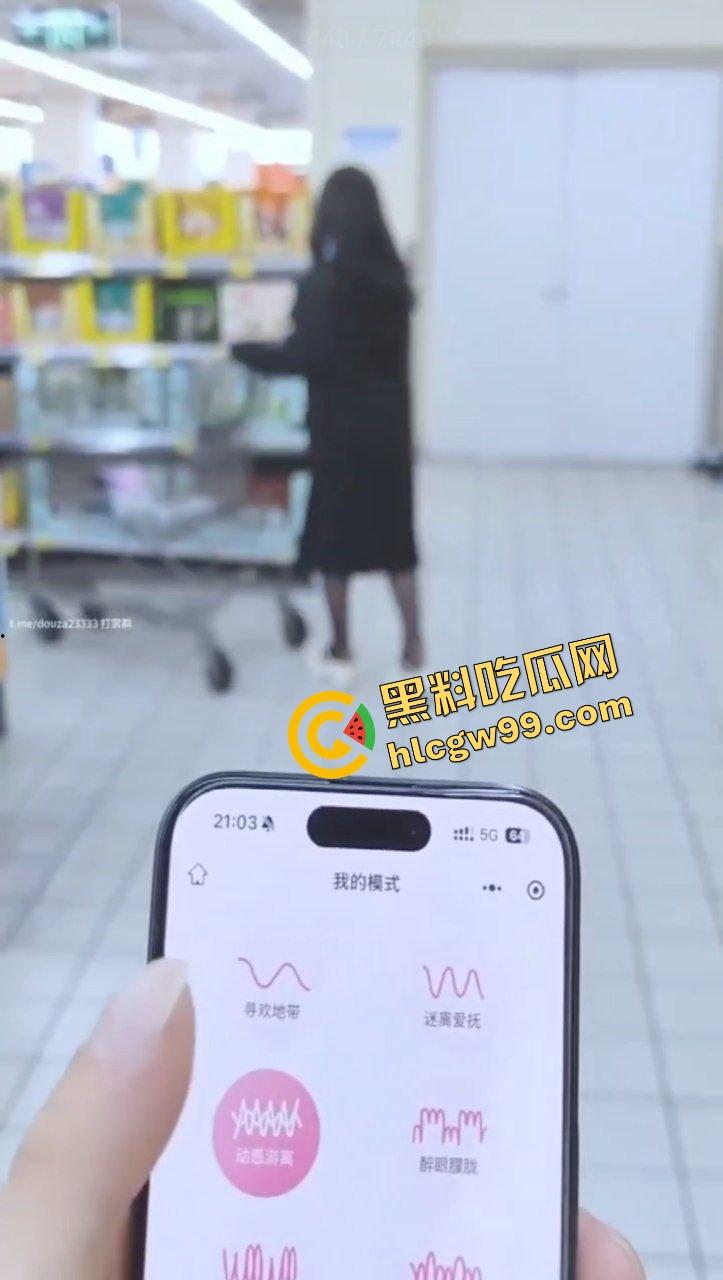 性瘾患者反差骚鸡『赵媚』玩具聊骚勾引小弟弟拍视频，遥控跳蛋刺激露出调教骚逼！-10