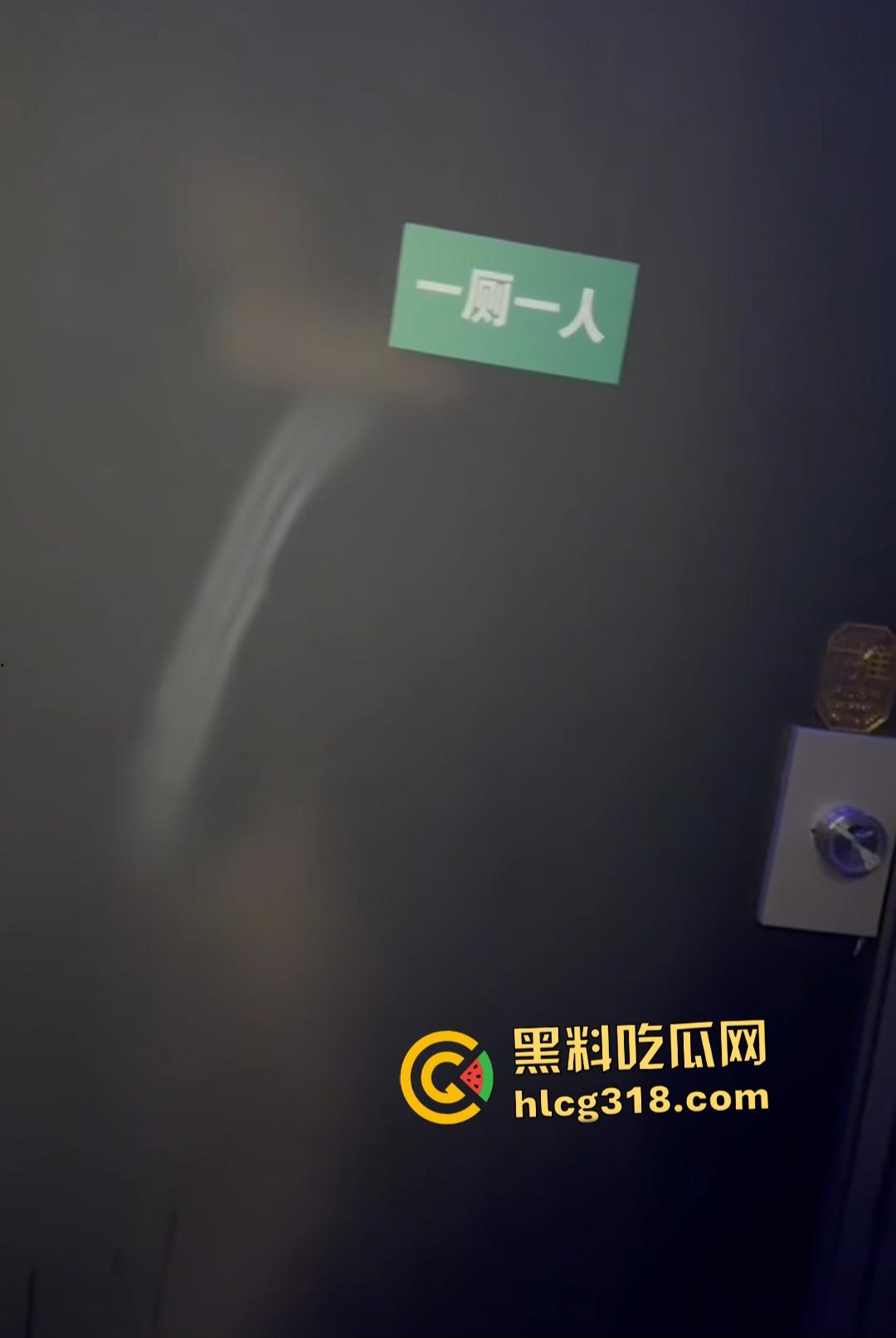 年轻狗男女酒吧厕所激情翻车！躲门后准备开干被拍照，安保竟敲门坏事，狗男女爽到一半直接萎缩！-1