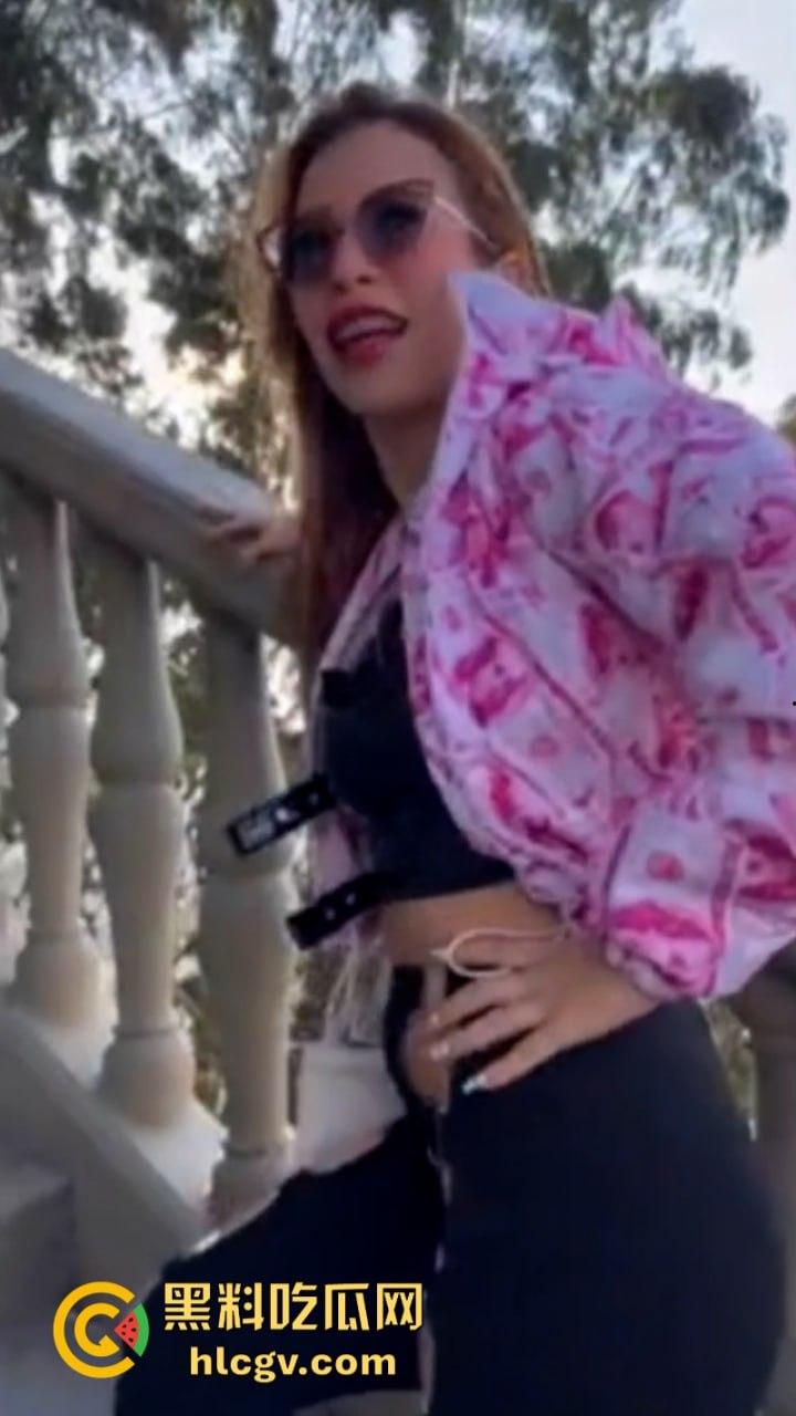 国外情色网红【KattyBlake】南美洲旅游吃鸡露出 打卡瓜塔佩巨岩 公然活春宫事件-12