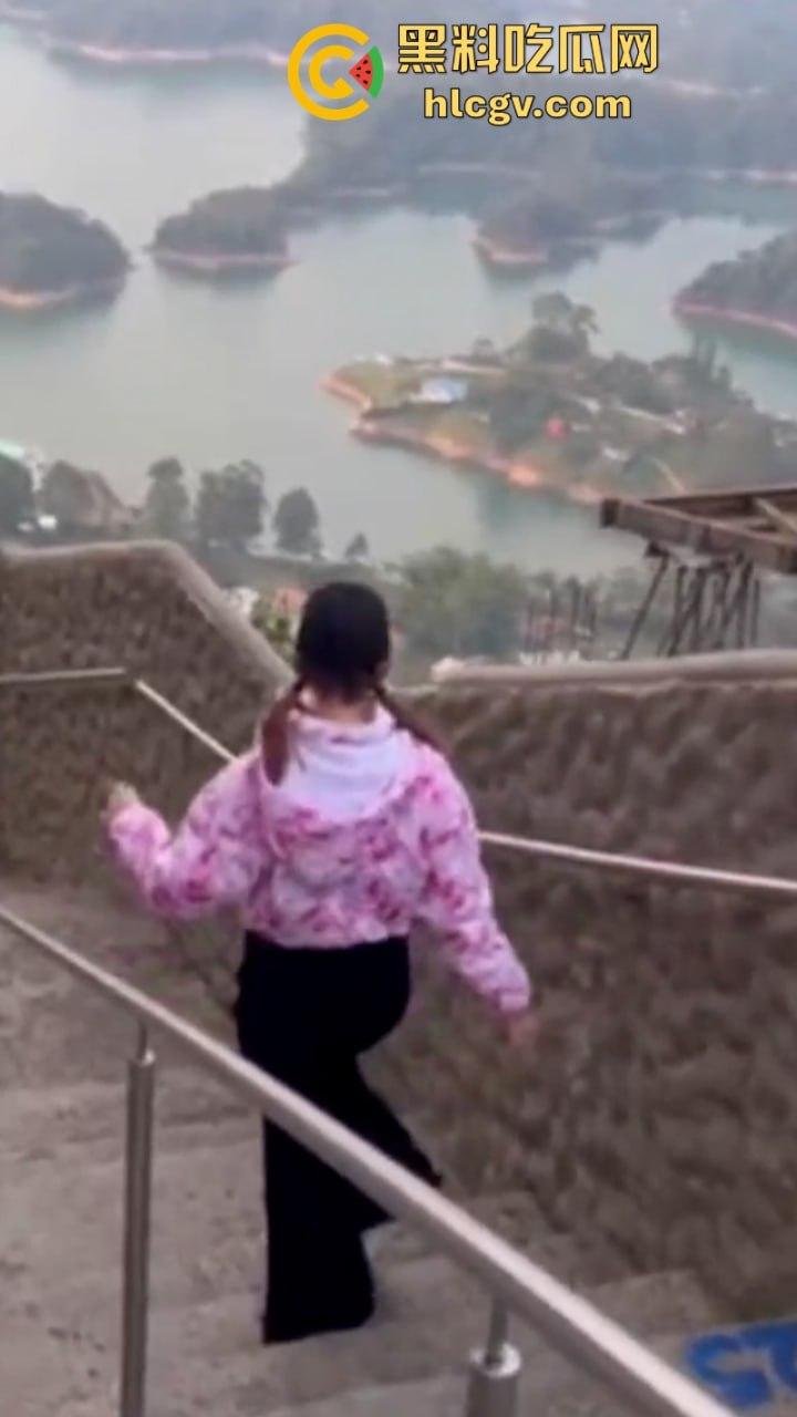 国外情色网红【KattyBlake】南美洲旅游吃鸡露出 打卡瓜塔佩巨岩 公然活春宫事件-14