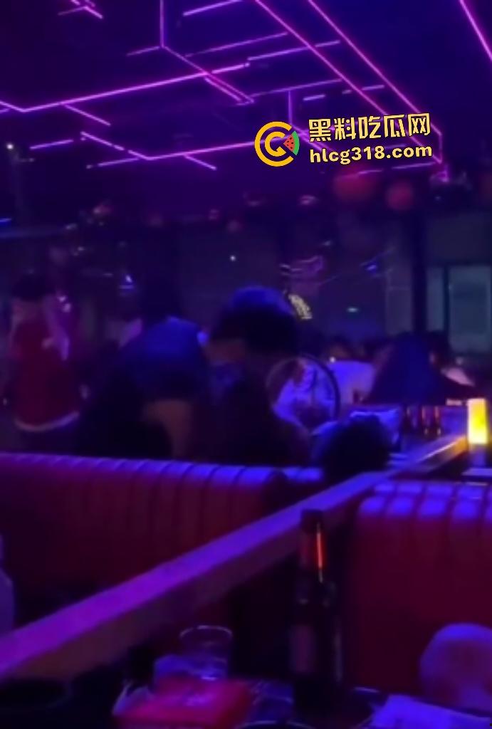 女友独自去酒吧喝醉坐别的男人腿上！裤子脱了插进去猛骑！一旁男的还趁机摸奶！-8