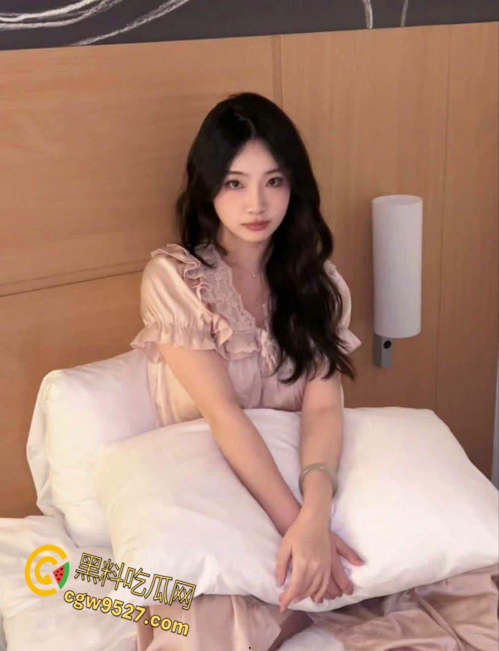 浙江艺术职业学院嫩妹【曹颖】，异地恋骚穴难耐，出轨偷情宝马富哥，高跟鞋站立后入，绝美翘臀完美炮架！-5