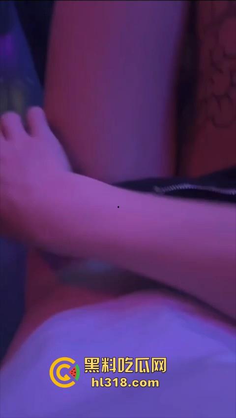 极品酒吧营销性情大发！逼痒没人玩，索性找了个找个角落自己玩，现场脱裤抠逼自慰，边玩还边录，骚的一批！-7