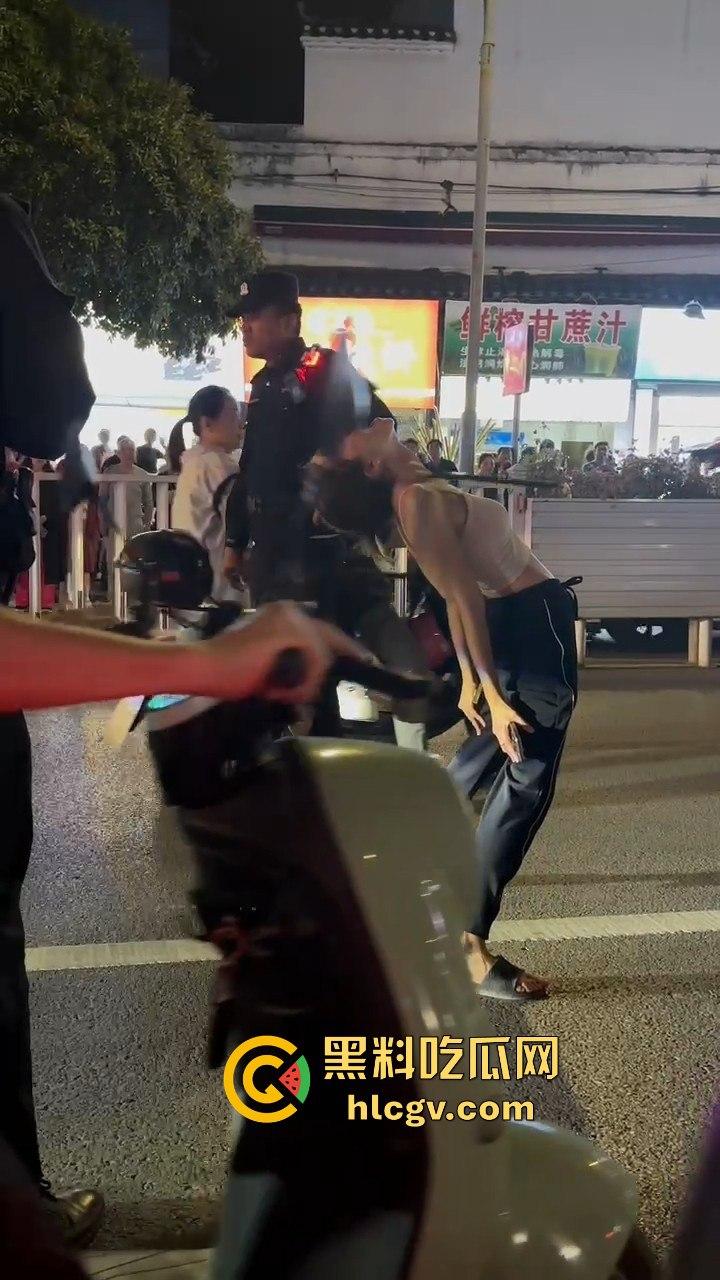 桂林阳朔一女子大马路上失恋大吼！公交车都不敢过，真把自己当西街美景展示了？-5