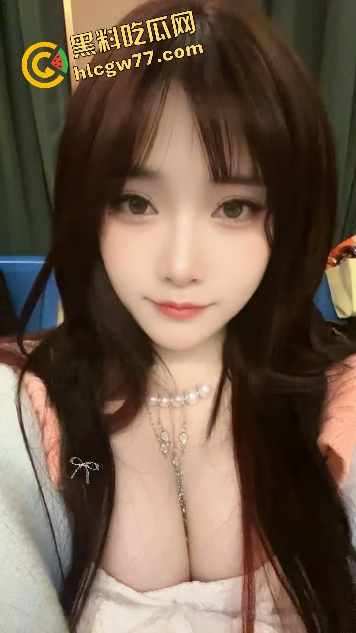 石家庄精神小妹【李亿亿】穿JK制服上门舔棒，含着鸡巴的样子贱得想让人一巴掌操她脸上！-4