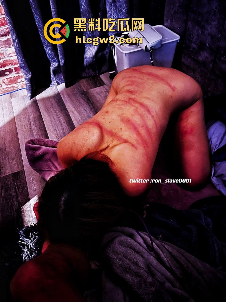 主人的雌犬【芳雪儿】反差萝莉被爆出，狗笼圈养、小狗蹲喝尿、户外捆绑鞭打，骚到极致的反差玩法！-11