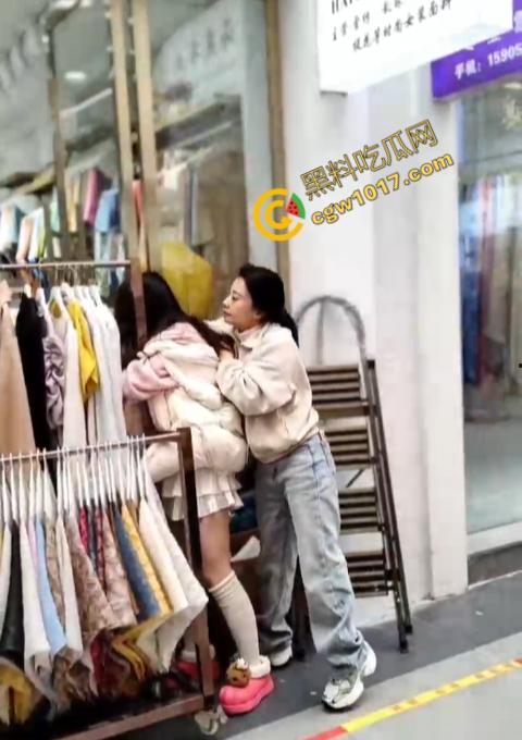 绍兴柯桥轻纺城上演“全武行”, 闺蜜盟友助力，原配怒火中烧，小三惊叫求饶，众人围观，这出闹剧谁是谁非！-7